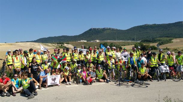 Participantes en la marcha ciclista en la prisión de Zaballa (Álava). Foto: Sare