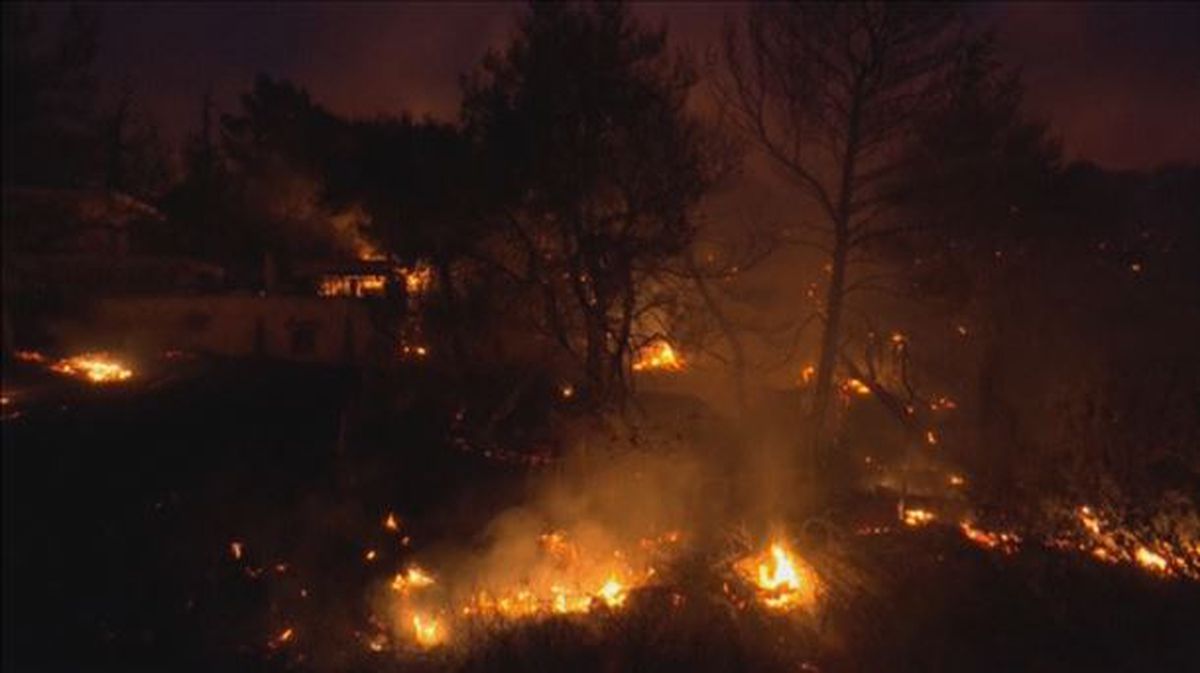 Imagen del incencio en Penteli, al norte de Atenas