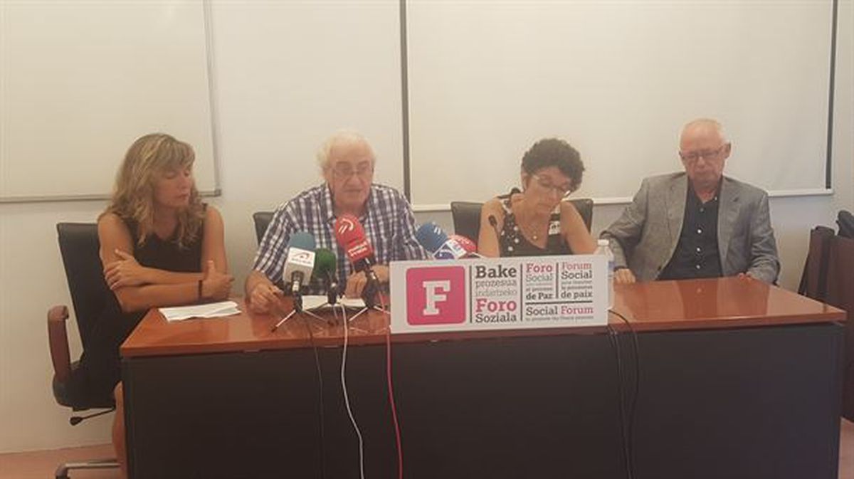 Miembros del foro, en la comparecencia realizada hoy en Bilbao.