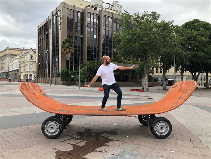 Paseando con la bilbaína Mari Paz nos hemos encontrado un patinete bilbaíno