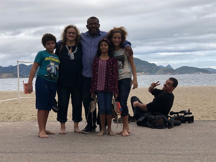 Mari Paz de Bilbao y su familia con nuestro reportero Pedro Madrones en la Bahía de Guanabara