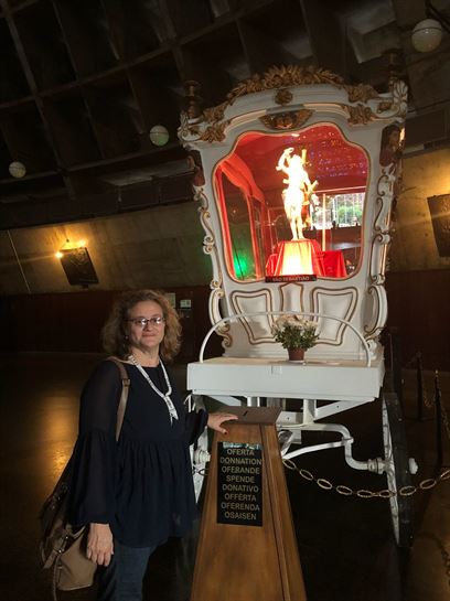 Mari Paz de Bilbao posa con San Sebastián