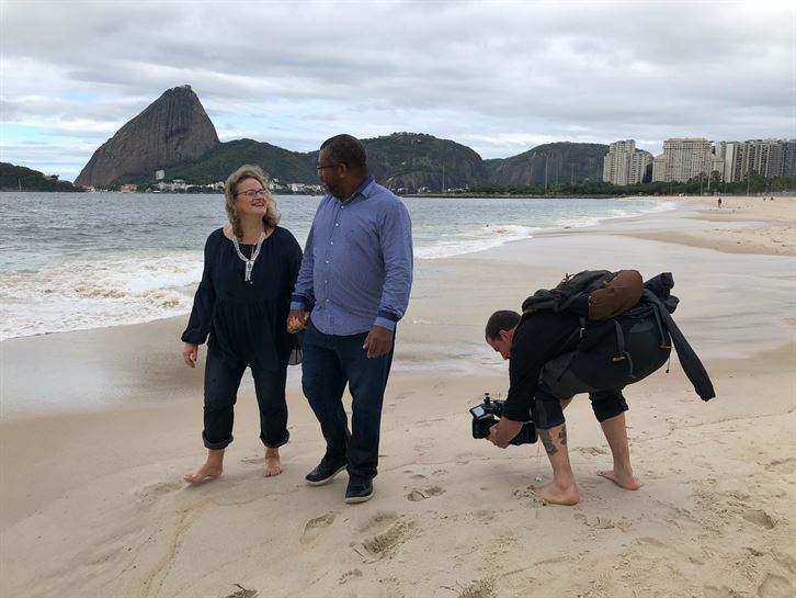 Paseando por la playa de Flamingo con Mari Paz de Bilbao y su marido