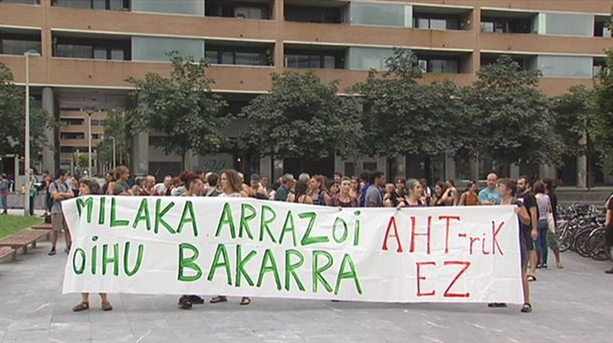 Protesta contra el juicio hoy, en una imagen extraída de un vídeo de EiTB