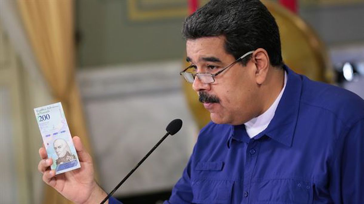 Nicolas Maduro, Venezuelako presidentea, indarrean sartuko den billete berria aurkeztu duen unean.