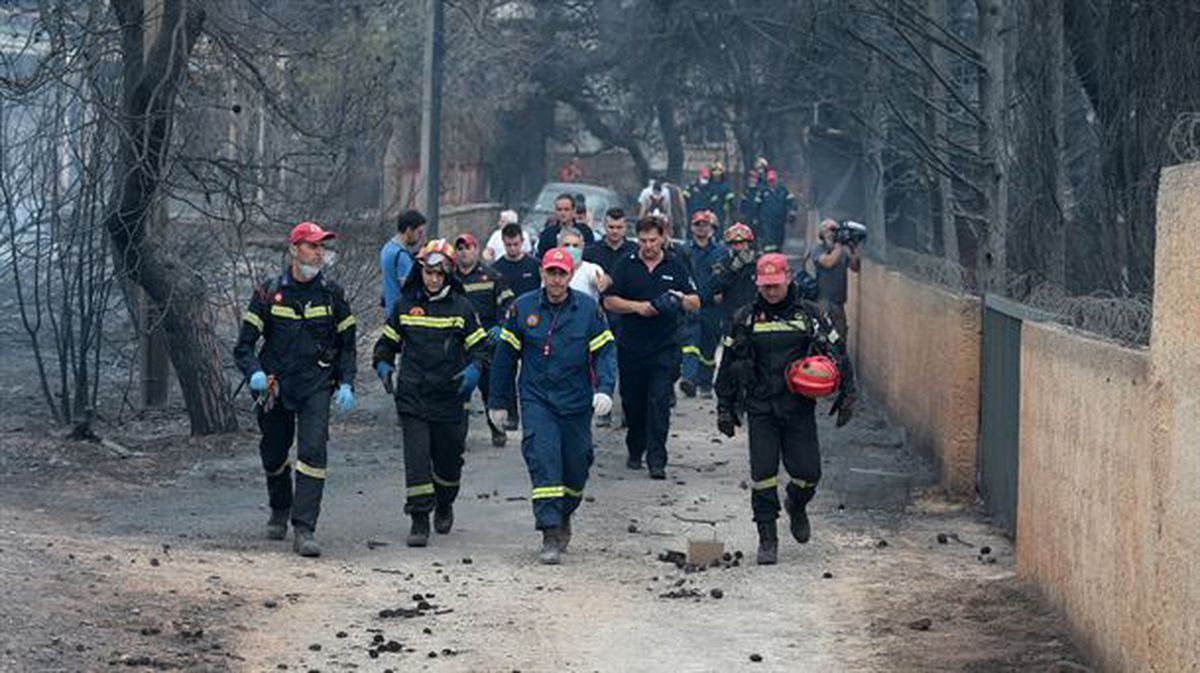 Greziako Babes Zibileko kideak eta suhiltzaileak, desagertuta dauden pertsonen bila lanean. EFE