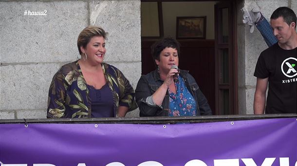 Onintza Enbeita y Ana Goitia en el ayuntamiento de Amoroto.