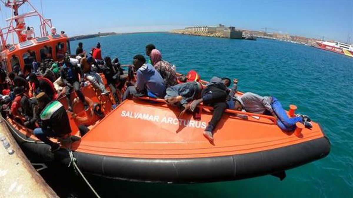 Personas migrantes trasladadas en un barco de salvamento. Foto de archivo.