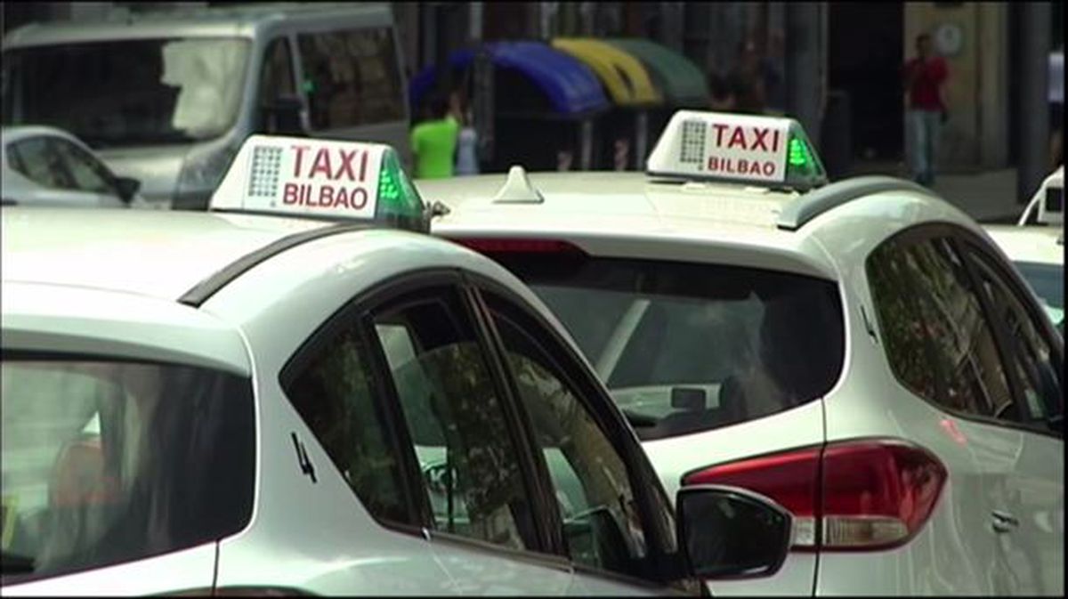 El llamamiento a secundar la huelga está dirigido a los cerca de 2.000 taxistas vascos. EFE