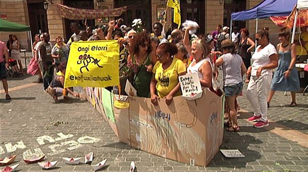 Medio centenar de personas realizan una vigilia de 24 horas en la plaza del Arriaga. Imagen: EiTB