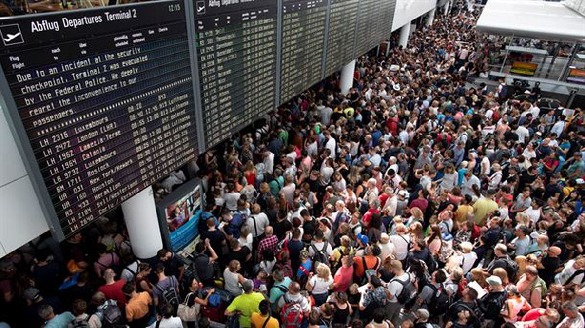 Cientos de pasajeros esperan tras la cancelación de sus vuelos en el aeropuerto de Múnich. EFE