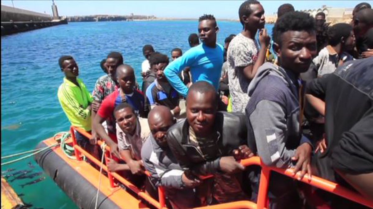 Varios migrantes son rescatados en alta mar. Foto de archivo: EFE