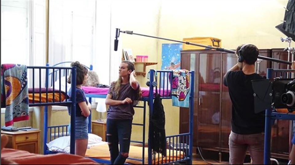 Maria eta Ainhoa geletan grabatzen