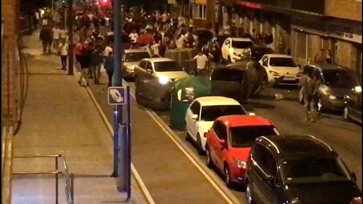 Contenedores cruzados en la calle Telletxe de Algorta. Imagen recibida por WhatsApp