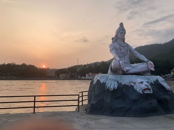 El río sagrado Ganges con uno de los atardeceres más impactantes de India.