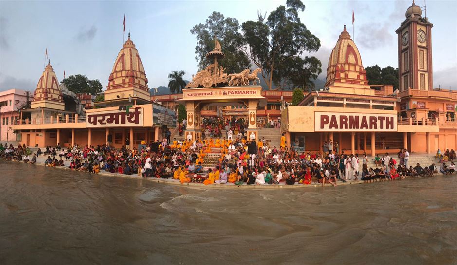 Junto a Gurutze vemos la ceremonia del río sagrado Ganges 