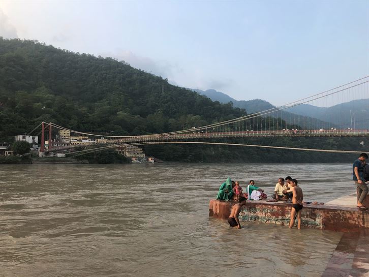 Los locales se bañan bajo el Puente Colgante de Ram Jhula en Rishikesh.
