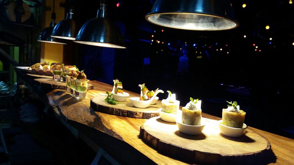 Jon echa de menos la gastronomía vasca, así que le acercamos a Nueva Delhi esta barra de pintxos.