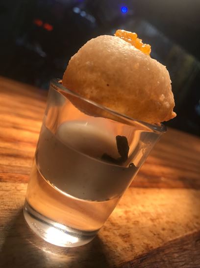 Probando pintxos con Jon en Nueva Delhi.