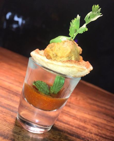 Probando pintxos con Jon en Nueva Delhi.