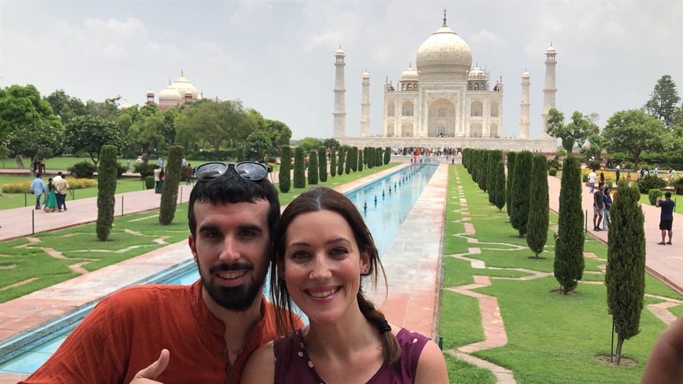 Hodei y su novia junto al Taj Mahal, una de las 7 maravillas del mundo.