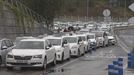 Unos 300 taxistas marchan en caraVana desde el aeropuerto de Loiu a Bilbao