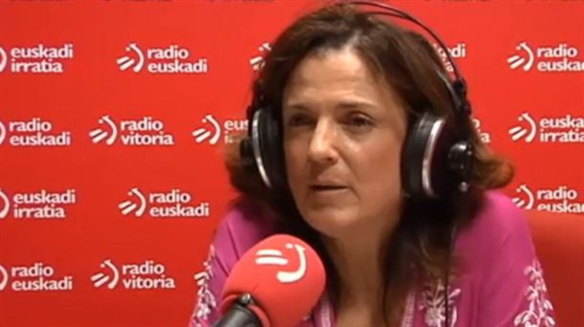 Beatriz Artolazabal en los estudios de Radio Vitoria