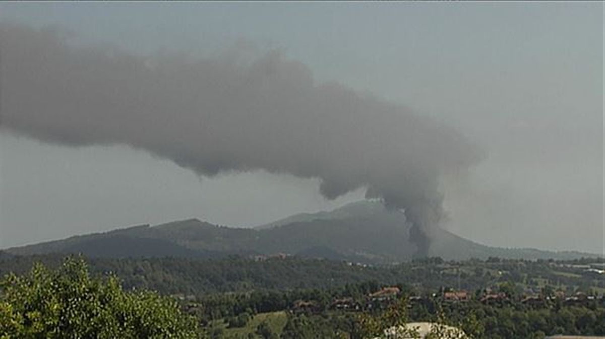 Un incendio en el puerto de Pasaia provoca una larga columna de humo 