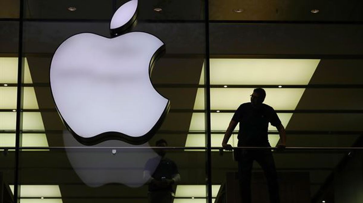 Un hombre cerca de un logotipo de Apple, durante la presentación del nuevo iPhone X. Foto: EFE