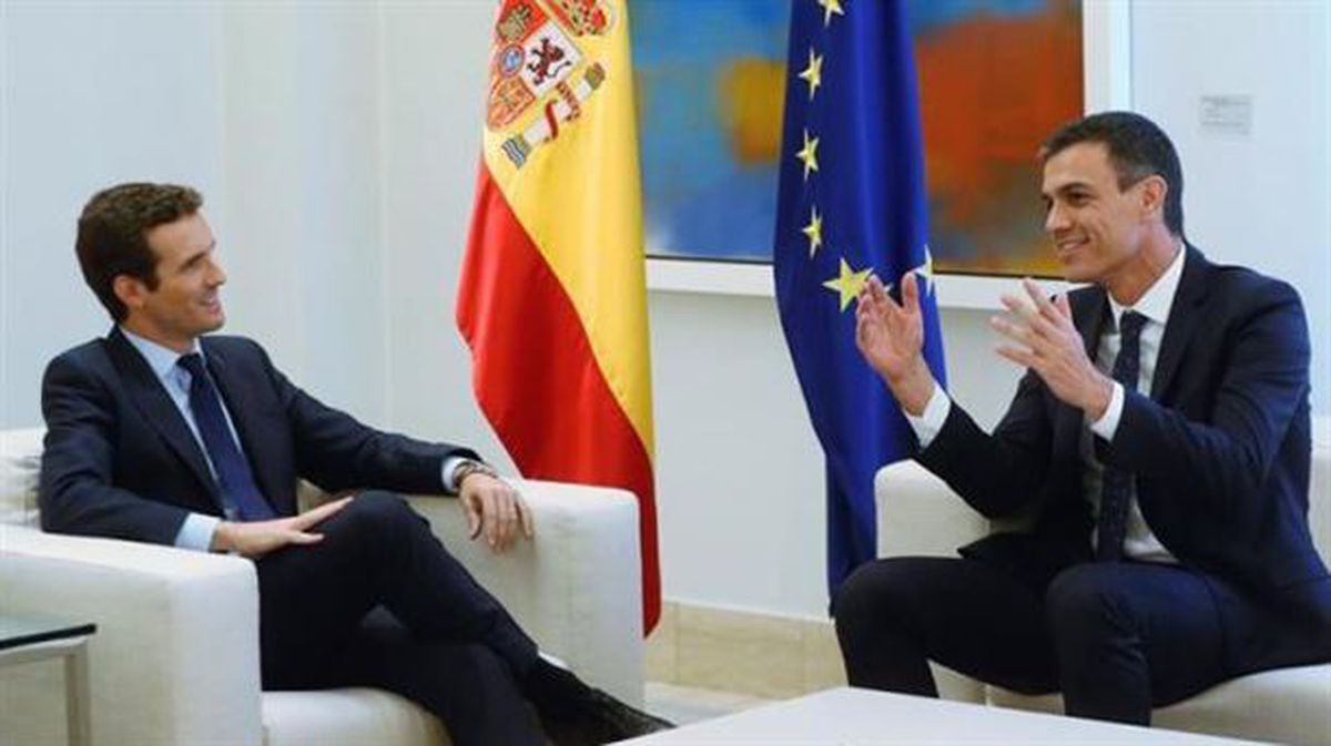 El presidente del PP, Pablo Casado,y el Gobierno español, Pedro Sánchez, en Moncloa. Foto: EFE