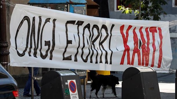 Pancarta por la salida de la cárcel de Santi Arrospide en Lasarte-Oria. Foto: Efe