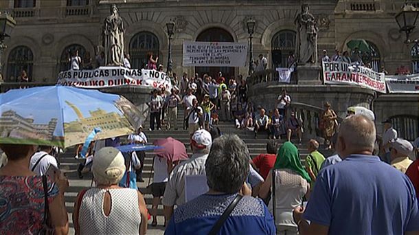 Concentración frente al Ayuntamiento de Bilbao / Foto: EITB.