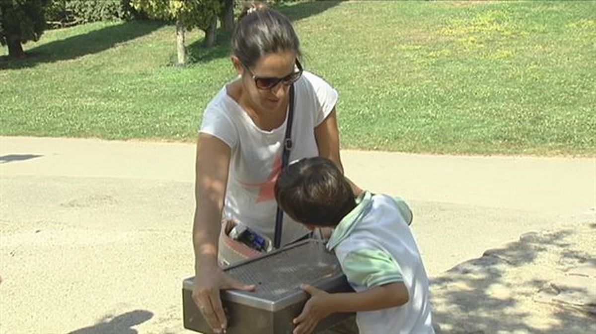 Un niño se refresca en una fuente por las altas temperaturas