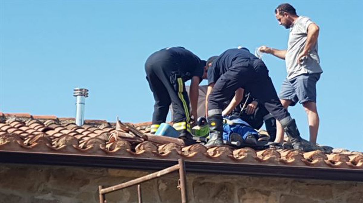 El hombre de 55 años atendido por los bomberos en el tejado. Foto: Bomberos de Navarra