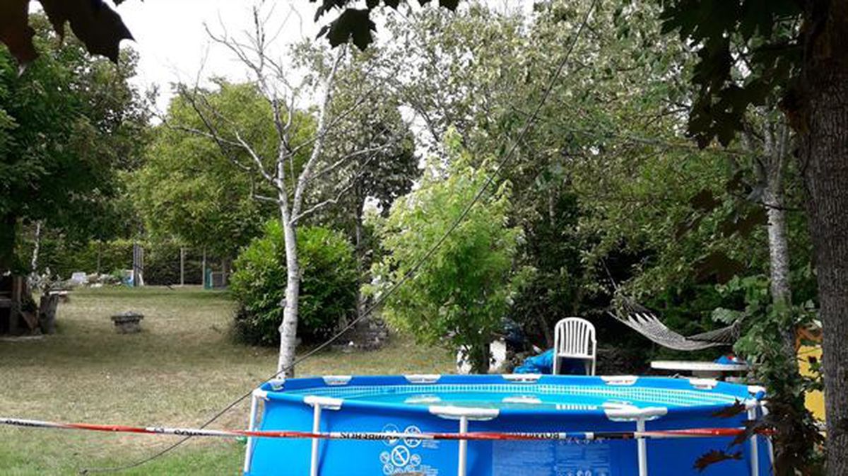 Jardín con piscina donde ha ocurrido el accidente. Foto: Boberos de Araba