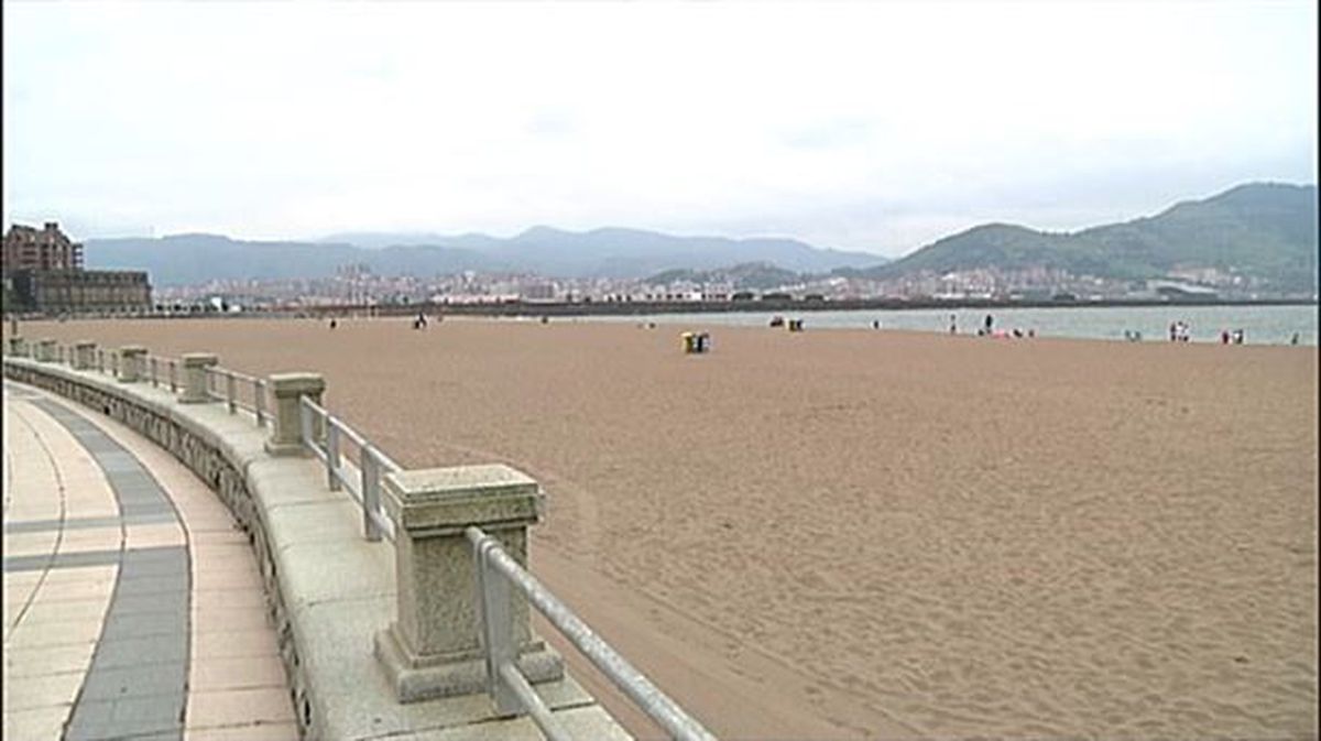 Un hombre se refresca en el río Arga (Pamplona). Foto: EFE