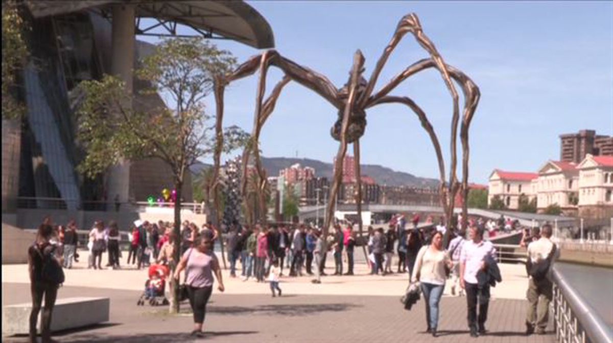 Turistas pasean por las calles de las capitales vascas