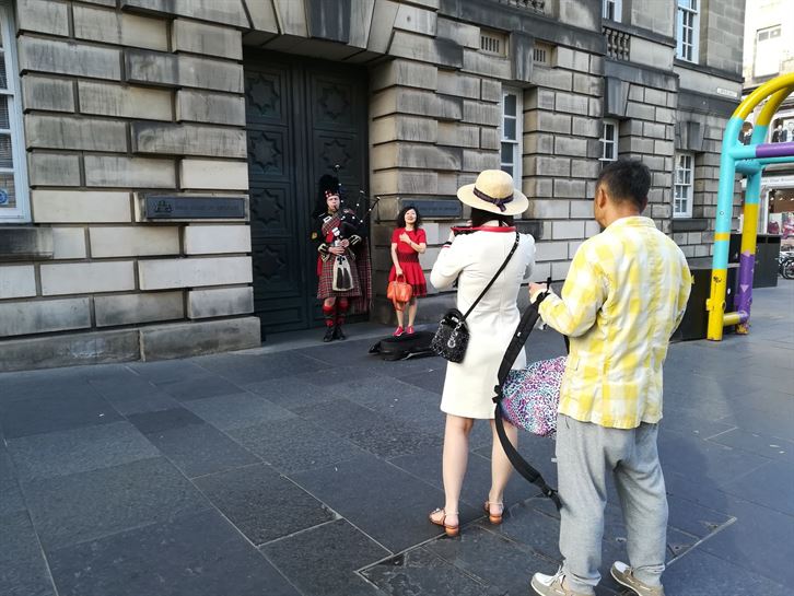 Paseando por la calle principal Royal Mile