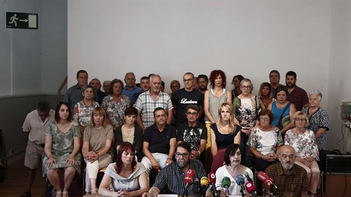 Familiares de víctimas policiales, en una rueda de prensa en Pamplona / EFE.