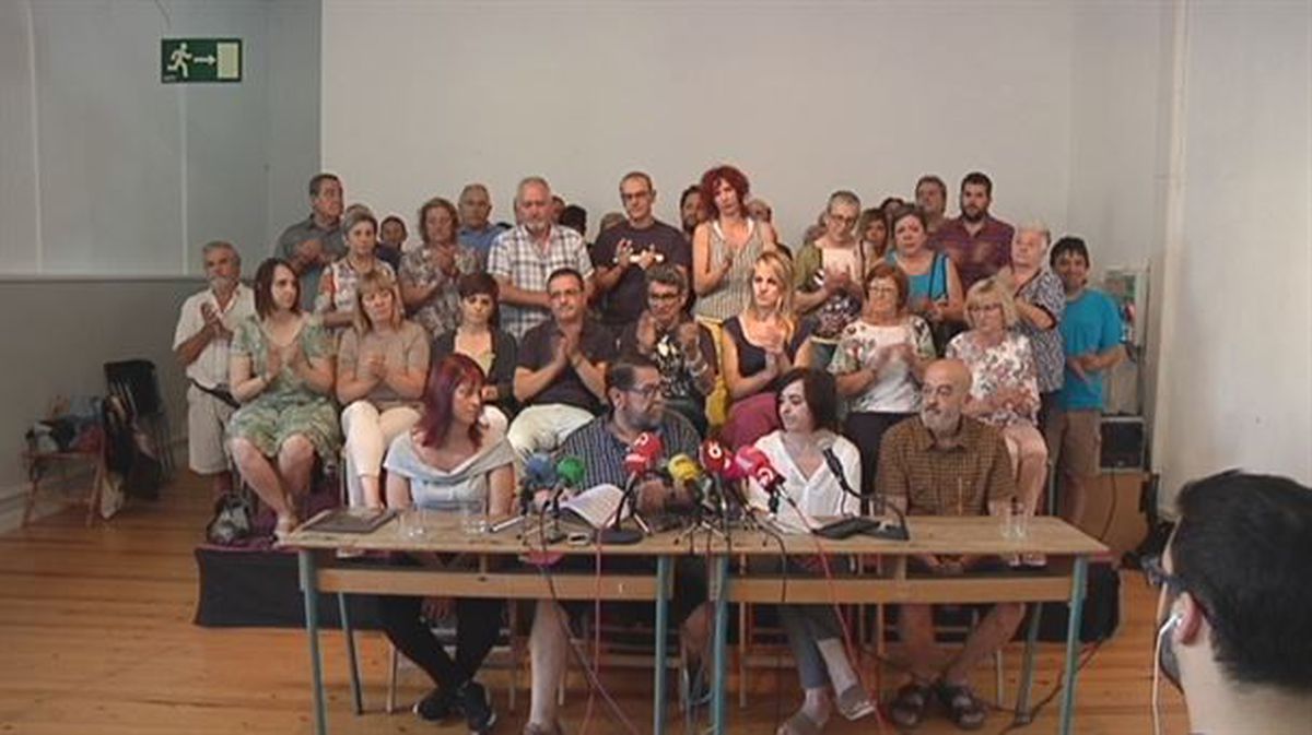 Familiares de víctimas policiales, en una rueda de prensa en Pamplona / EFE.