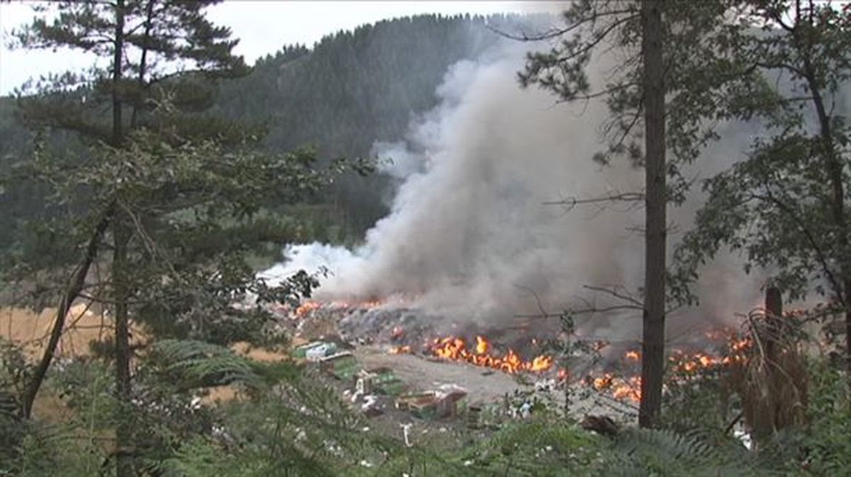 Incendio en el vertedero de Zalla. Foto: Iker Salgado