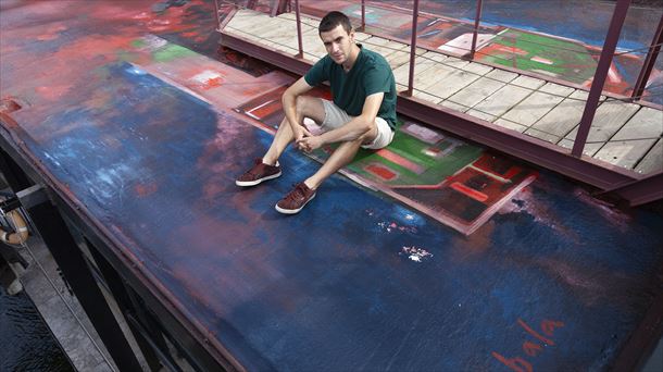 El autor de los murales, Pablo Zabala, en el Puente de Bizkaia, sobre la obra de arte