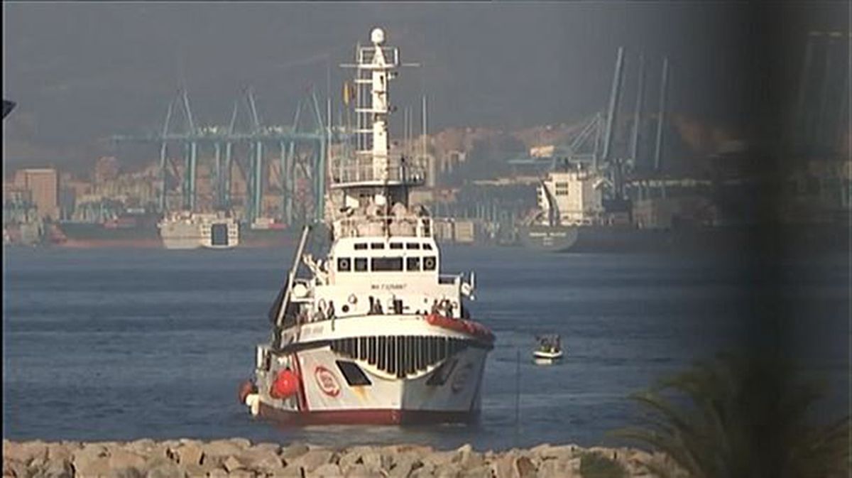 El buque 'Open Arms', a su llegada a la costa de Cádiz / EFE.