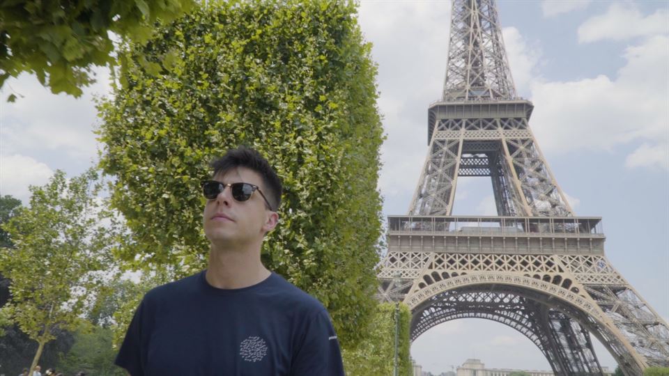 Pello Reparaz abeslari eta aurkezlea, Parisen. (Argazkia: EiTB)