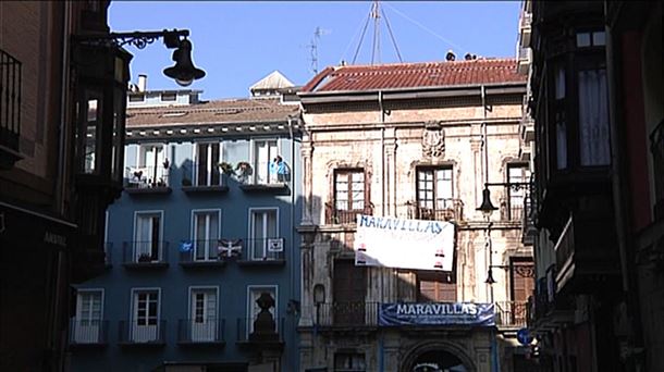 Varios jóvenes, en el tejado del gaztetxe Maravillas. EiTB