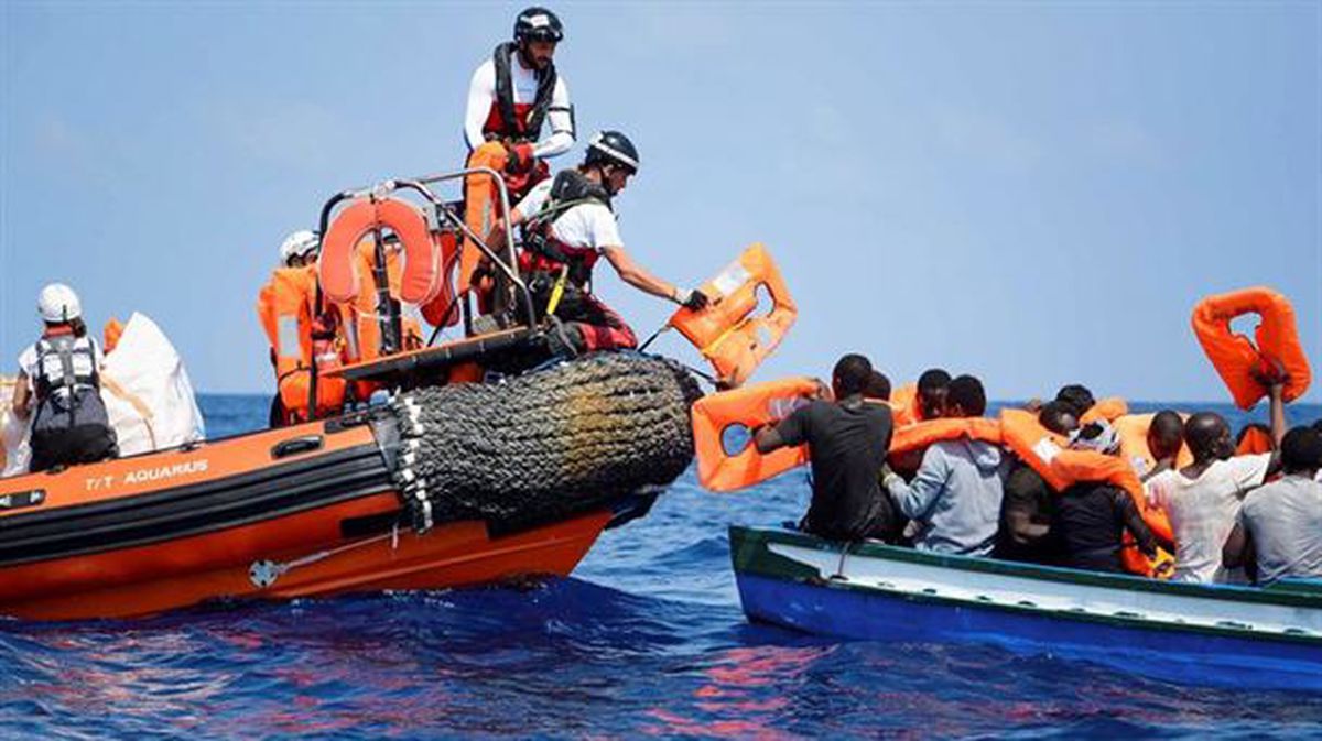 Varias personas son rescatadas en el Mediterráneo.