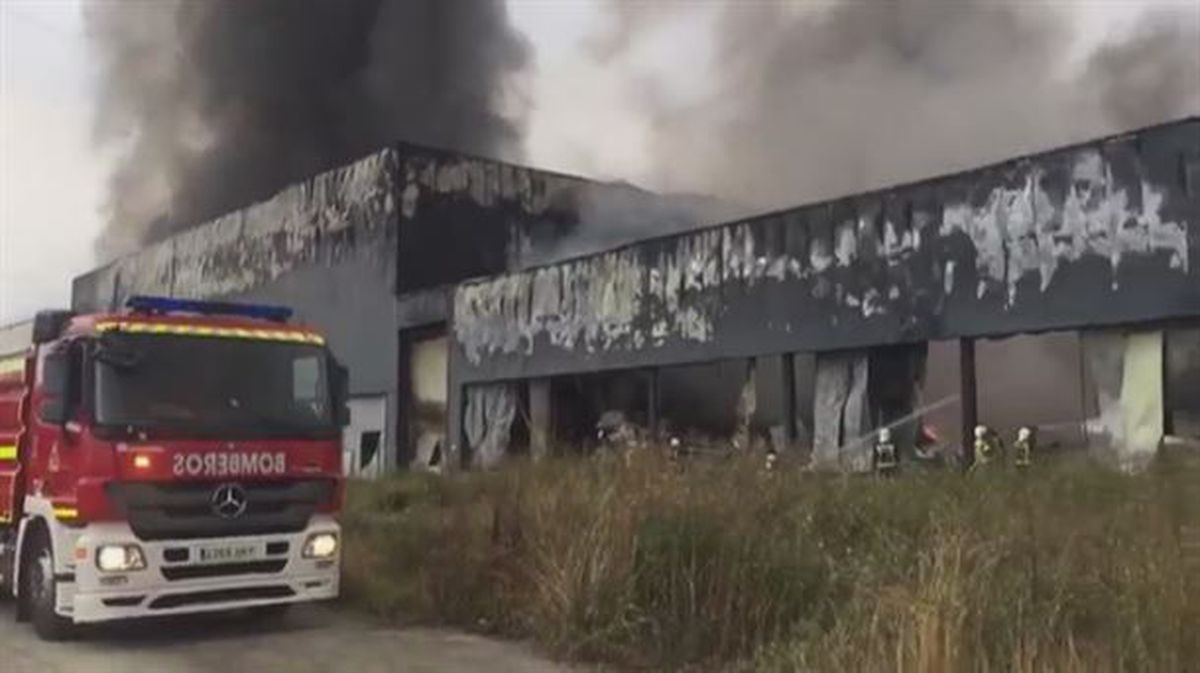 Un incendio calcina la empresa de quesos Aldanondo en Agurain.