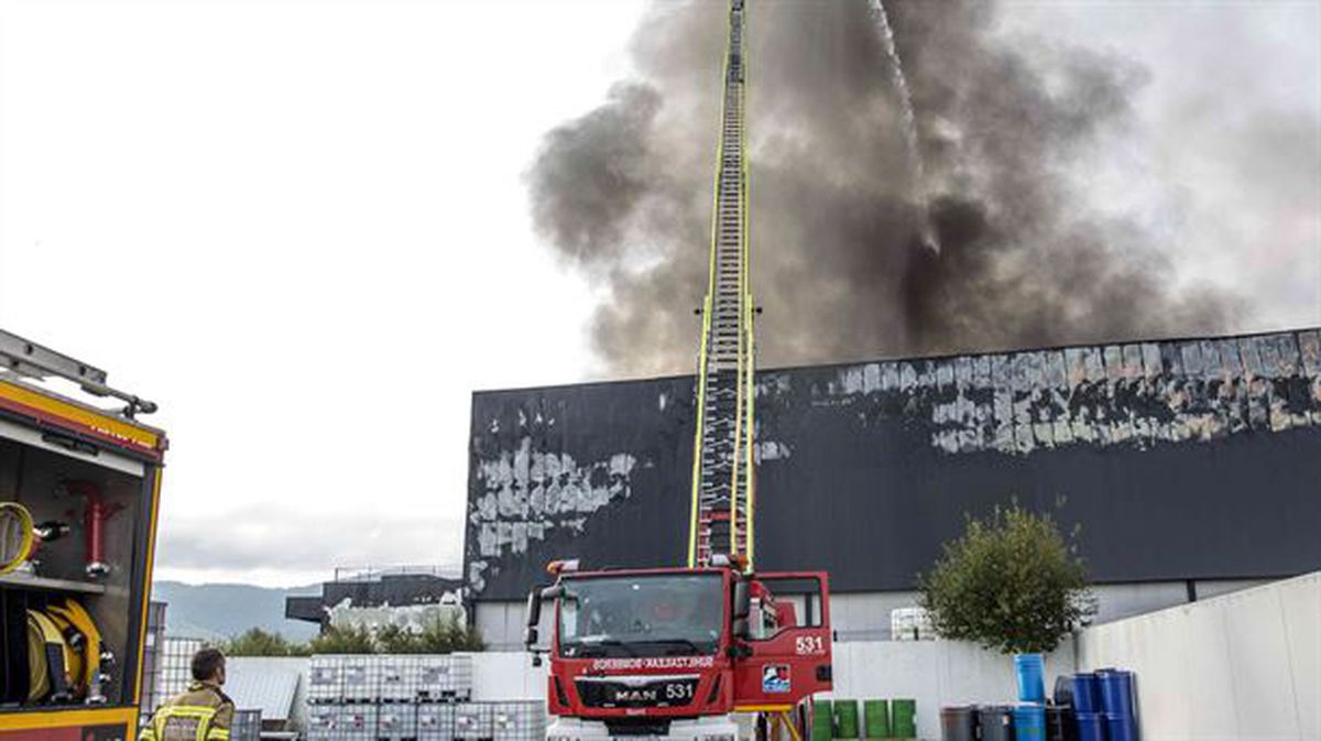 Un incendio calcinó este 13 de agosto la empresa de quesos Aldanondo de Agurain. Imagen: EFE