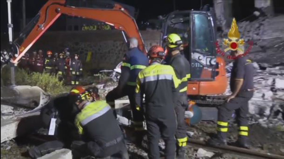 Continúan las labores de rescate en el puente derrumbado en Génova