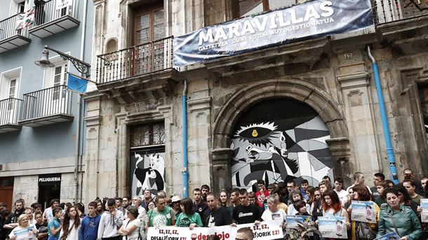 El colectivo de jóvenes que gestiona el gaztetxe Maravillas en una rueda de prensa. EFE 